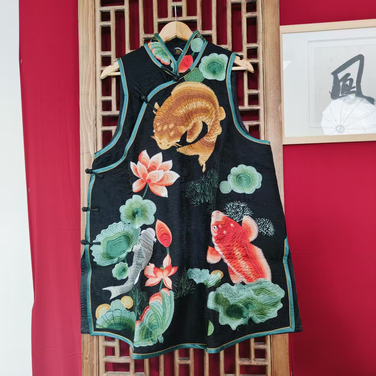  双面（HM101066-1）凤徕兮私人定制黑底鱼刺绣盘扣小立领马甲