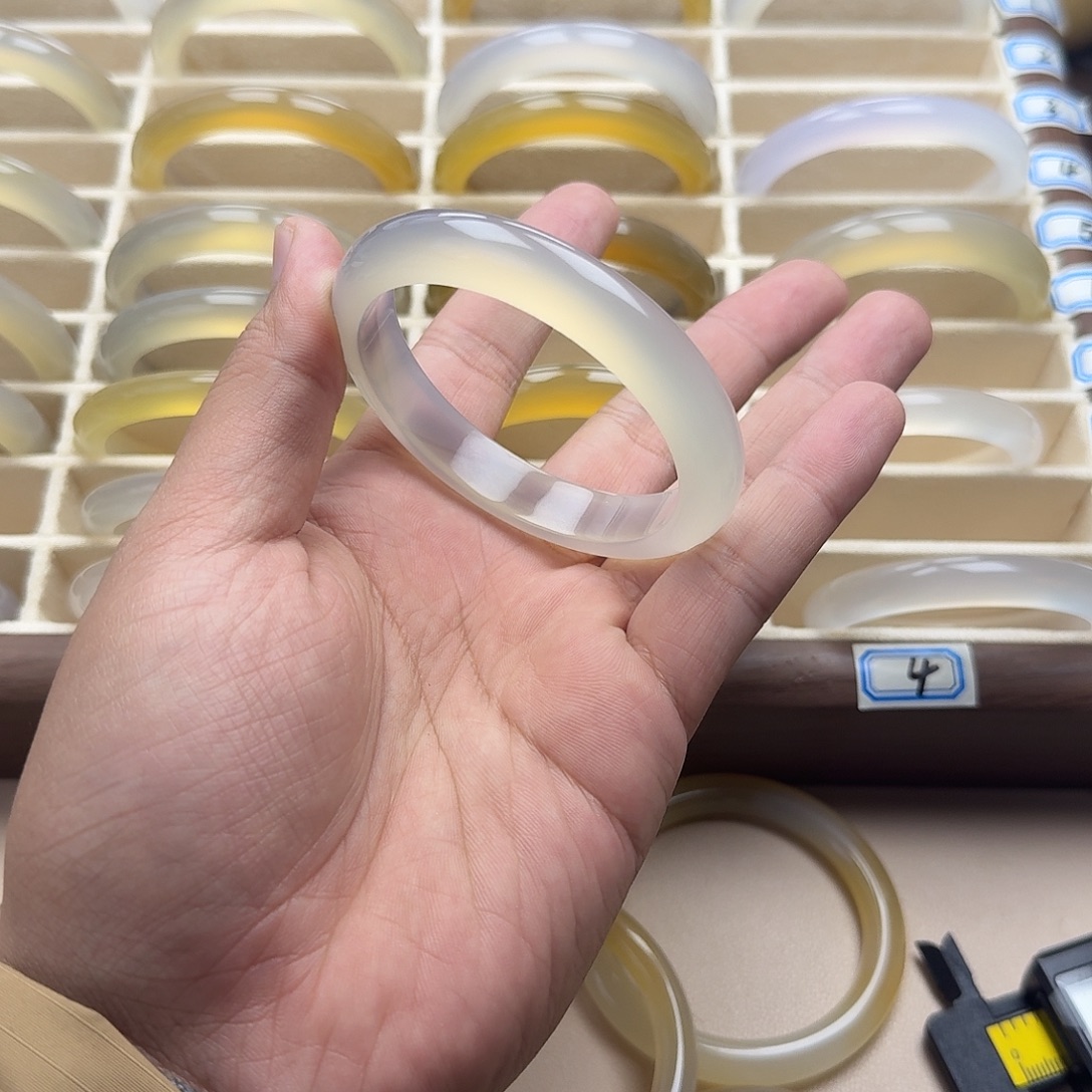 玛瑙/玉髓未镶嵌手镯57.1圈口