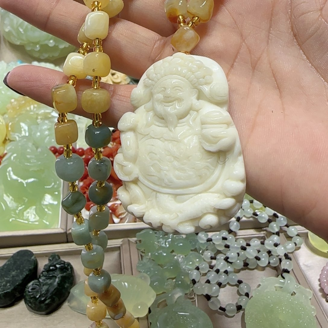 未镶嵌蛇纹石玉吊坠