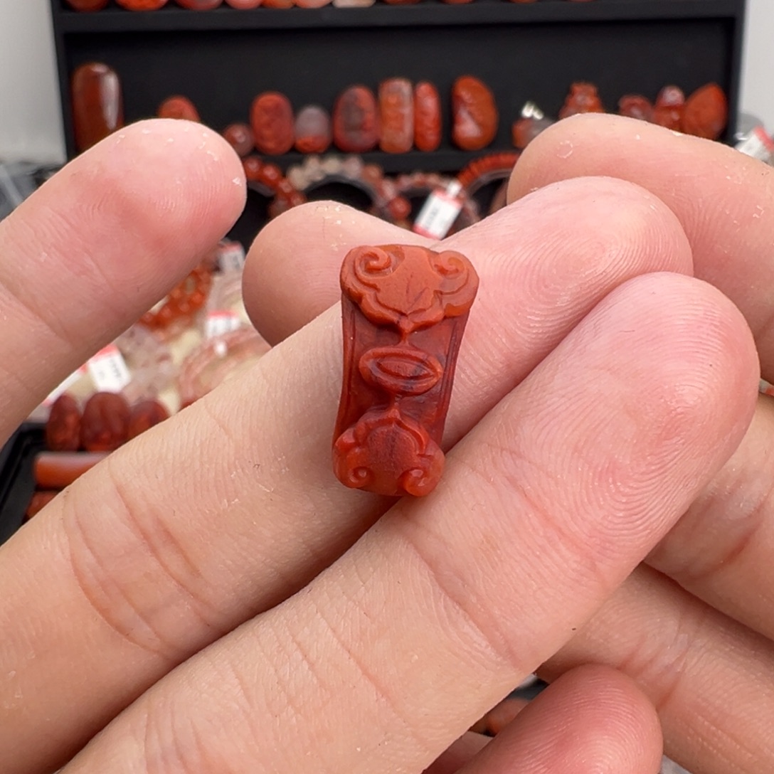 南红玛瑙未镶嵌颈饰如意锁