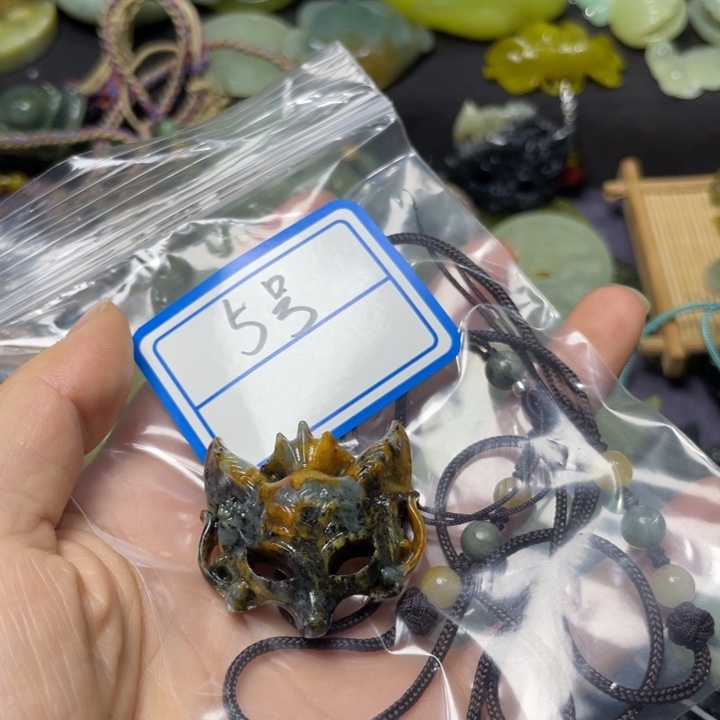 蛇纹石玉颈饰未镶嵌