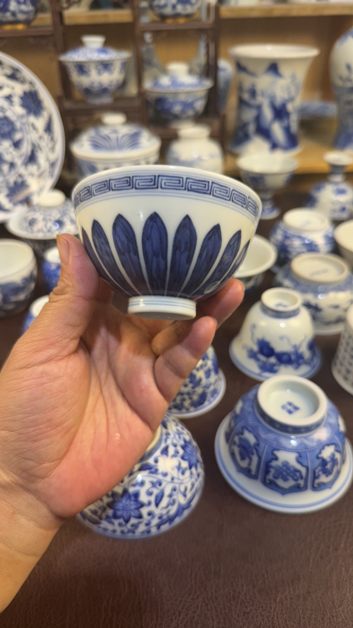 景德镇手绘菊瓣鸡心杯