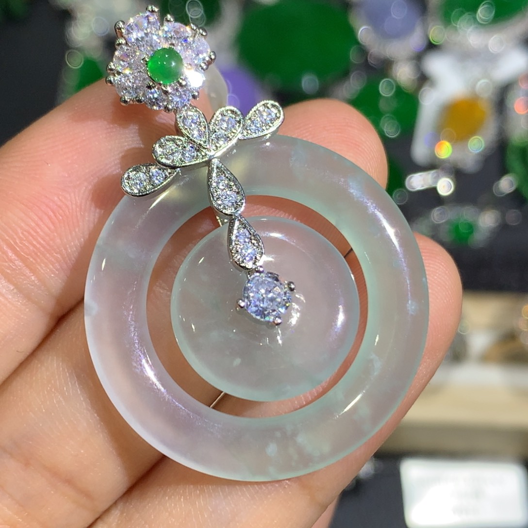 翡翠颈饰未镶嵌欣****?9、