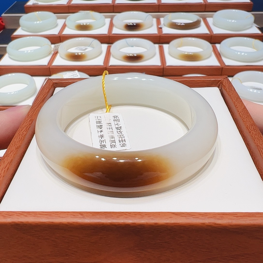 和田玉未镶嵌手镯且末一口红糖