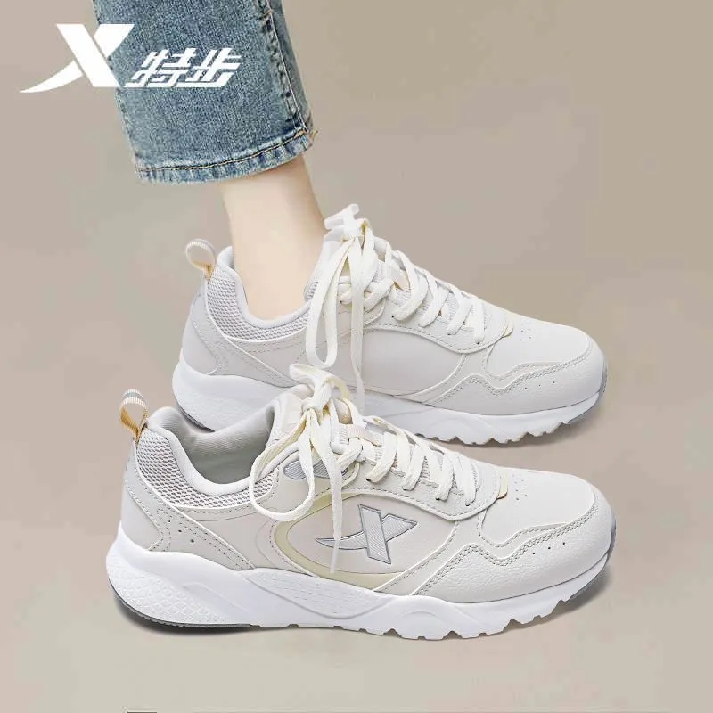 特步女鞋跑步鞋冬季新款皮面防水老爹鞋潮流复古小白鞋运动鞋女款