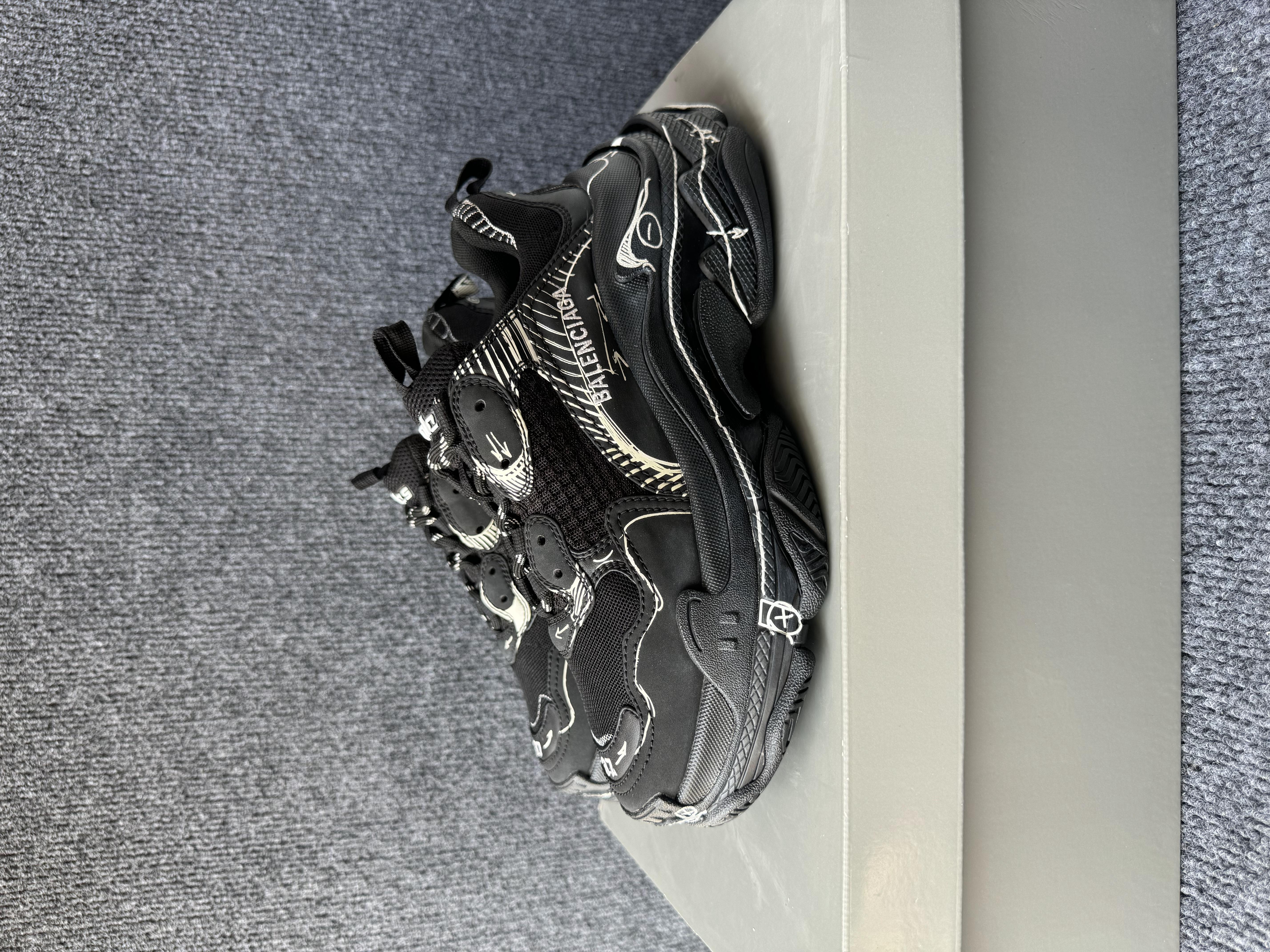 未使用 Balenciaga/巴黎世家 37码 triples 黑色 涂鸦 老爹鞋