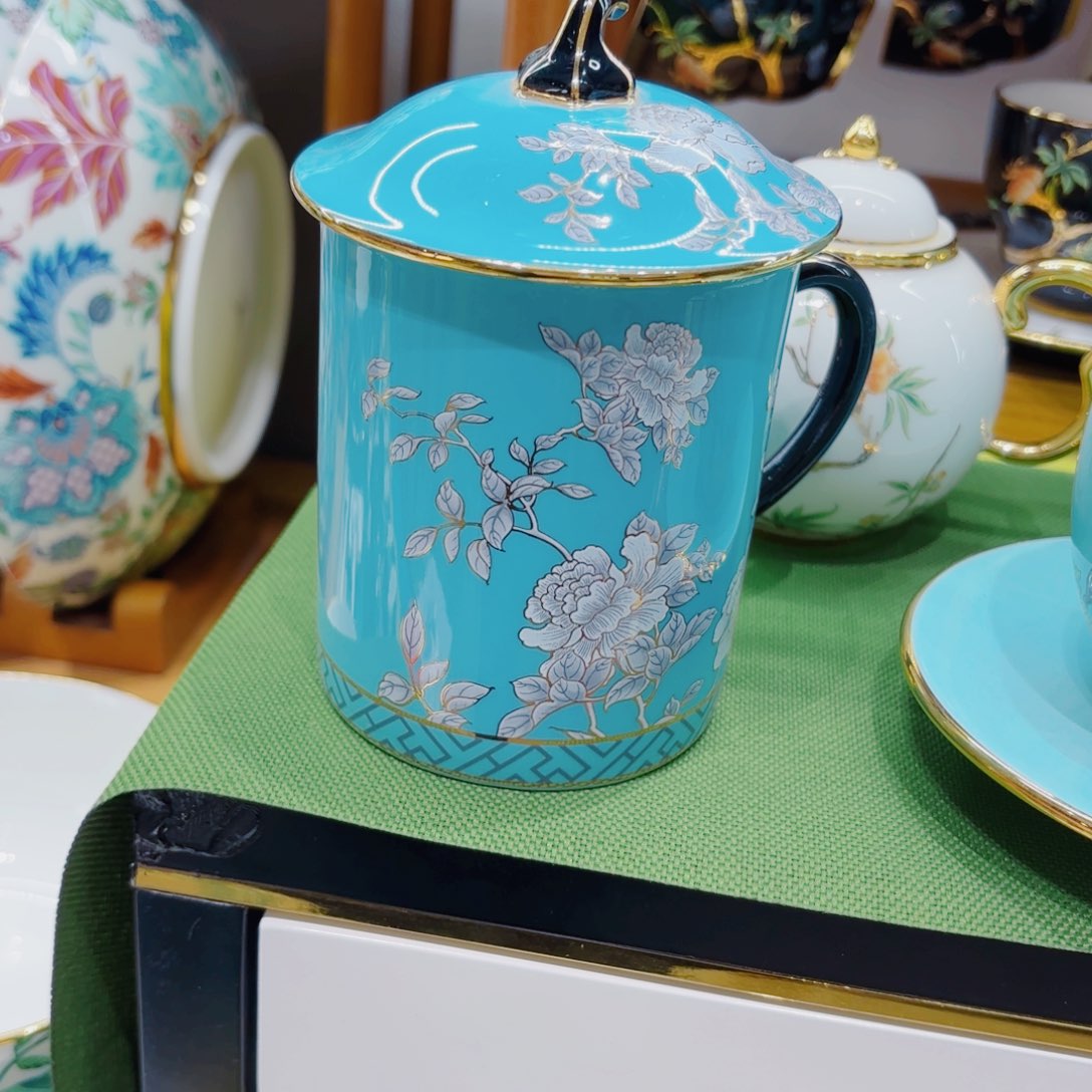 陶瓷西湖蓝仁心杯换水墨牡丹盖杯