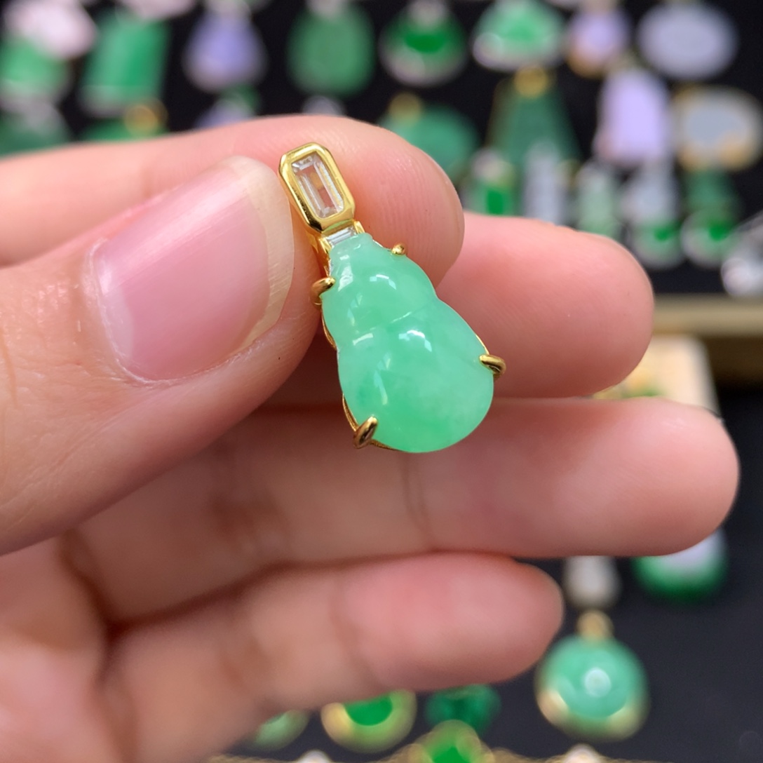 翡翠未镶嵌颈饰葫芦