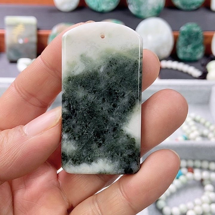 独山玉颈饰未镶嵌