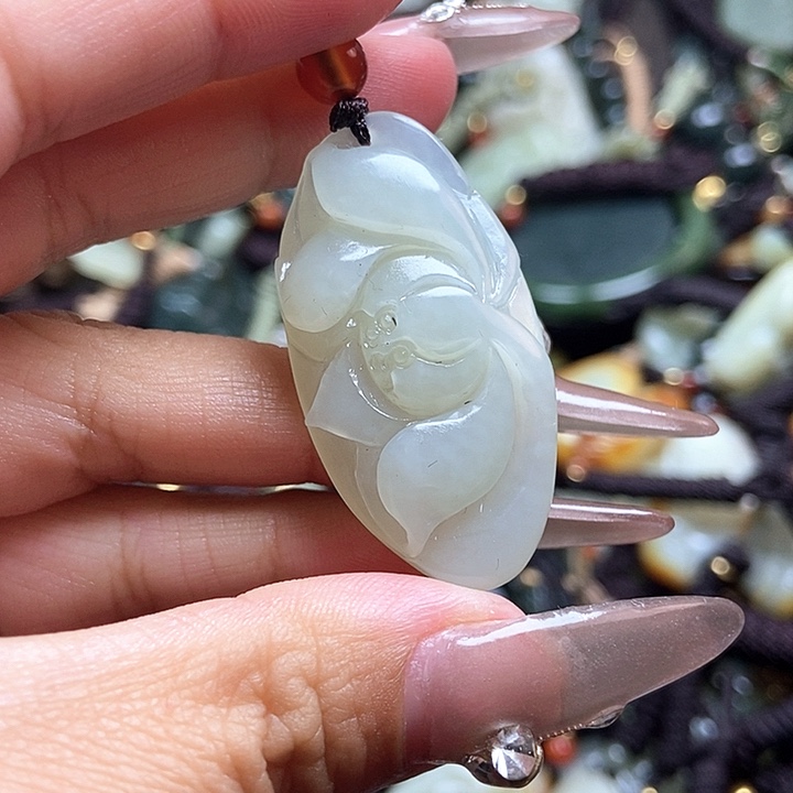 和田玉颈饰未镶嵌微瑕