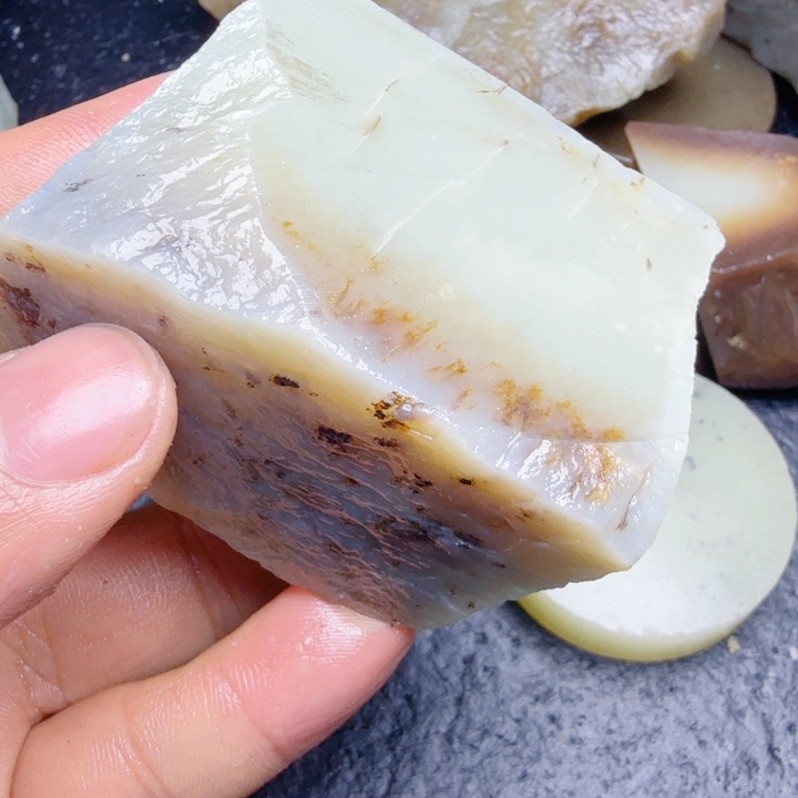 和田玉（糖玉）未镶嵌珠宝奇石