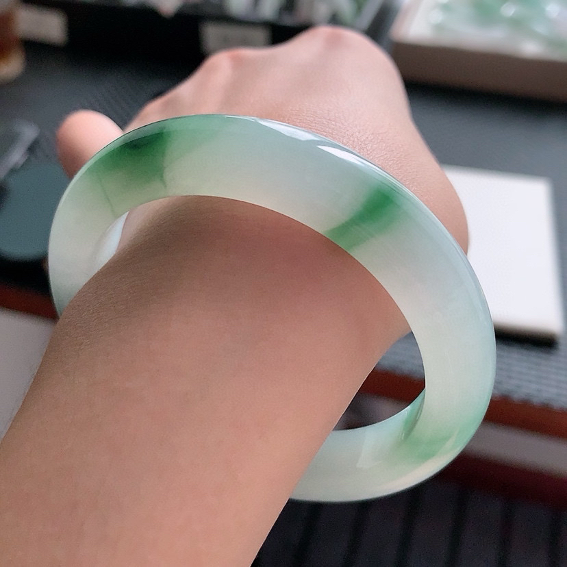 正圈53 54mm 冰糯种飘绿花 灵动飘花正圈正装翡翠A货手镯