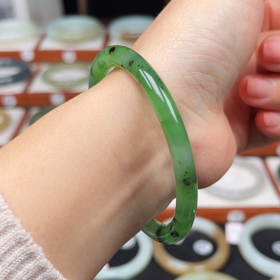 和田玉未镶嵌手镯