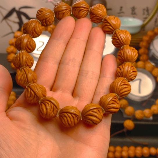 文玩核桃吊坠龙纹桃核手串