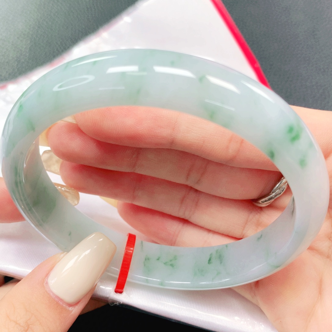 翡翠手镯未镶嵌62。