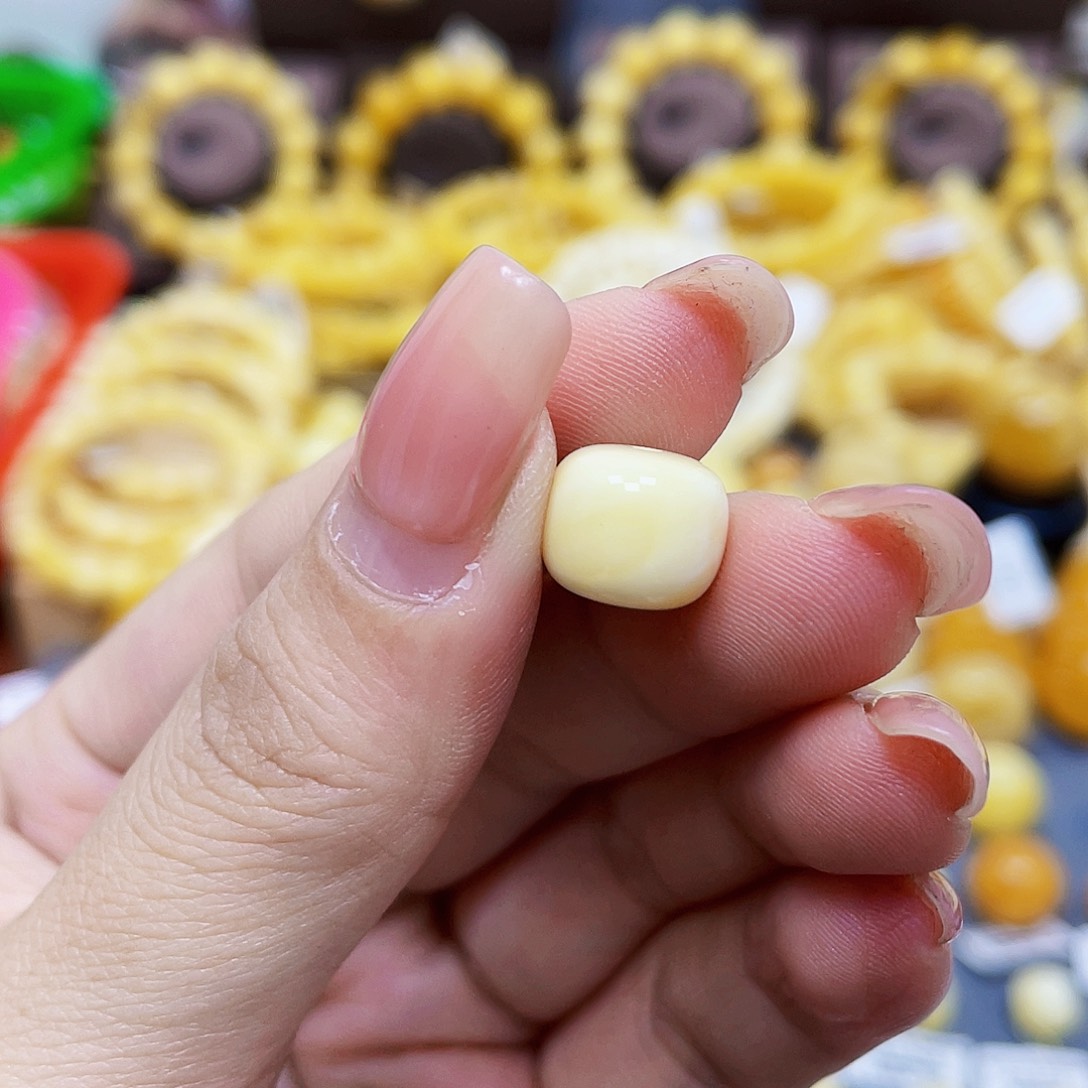 未镶嵌琥珀裸石尺寸11.2*9.2mm瑕疵.福利款