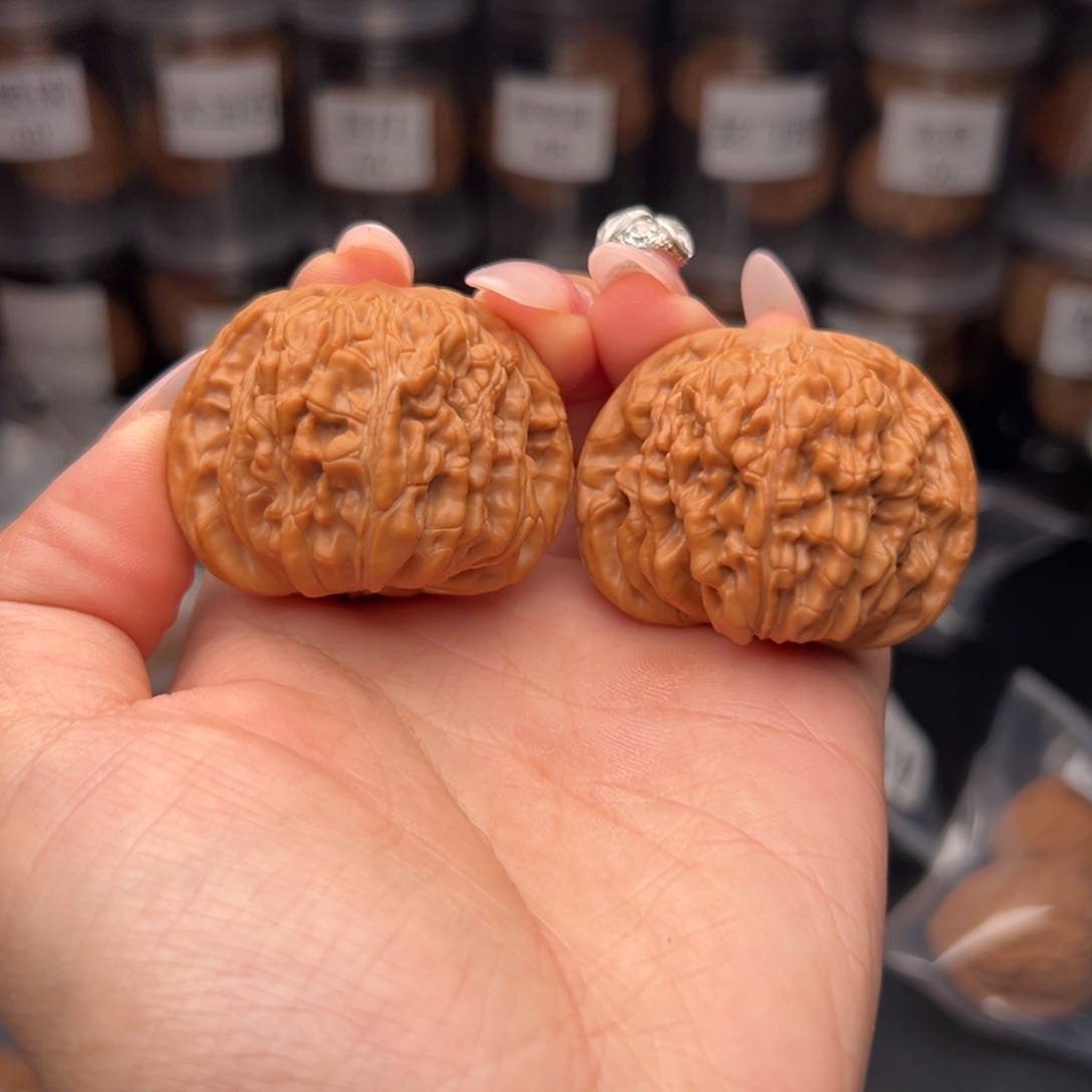 文玩核桃吊坠偷***、四座楼