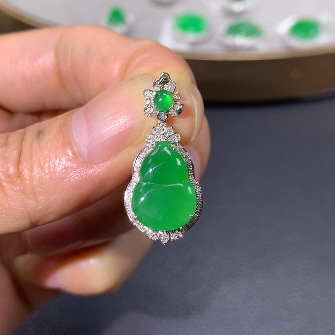 翡翠颈饰18K金镶嵌翡翠