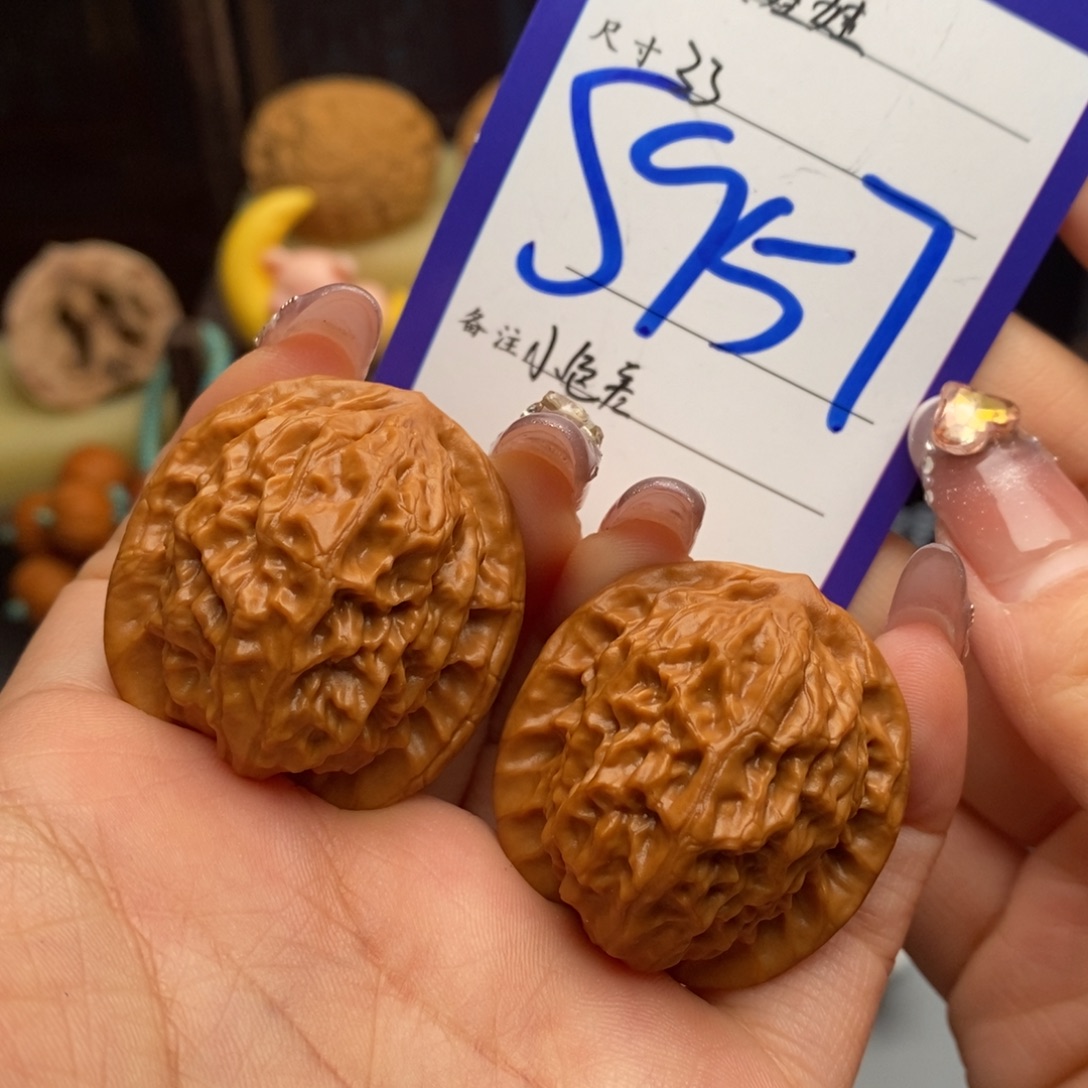 文玩核桃吊坠瓷娃娃