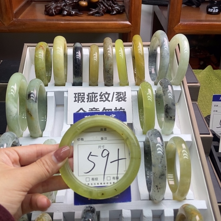 蛇纹石玉手镯未镶嵌18