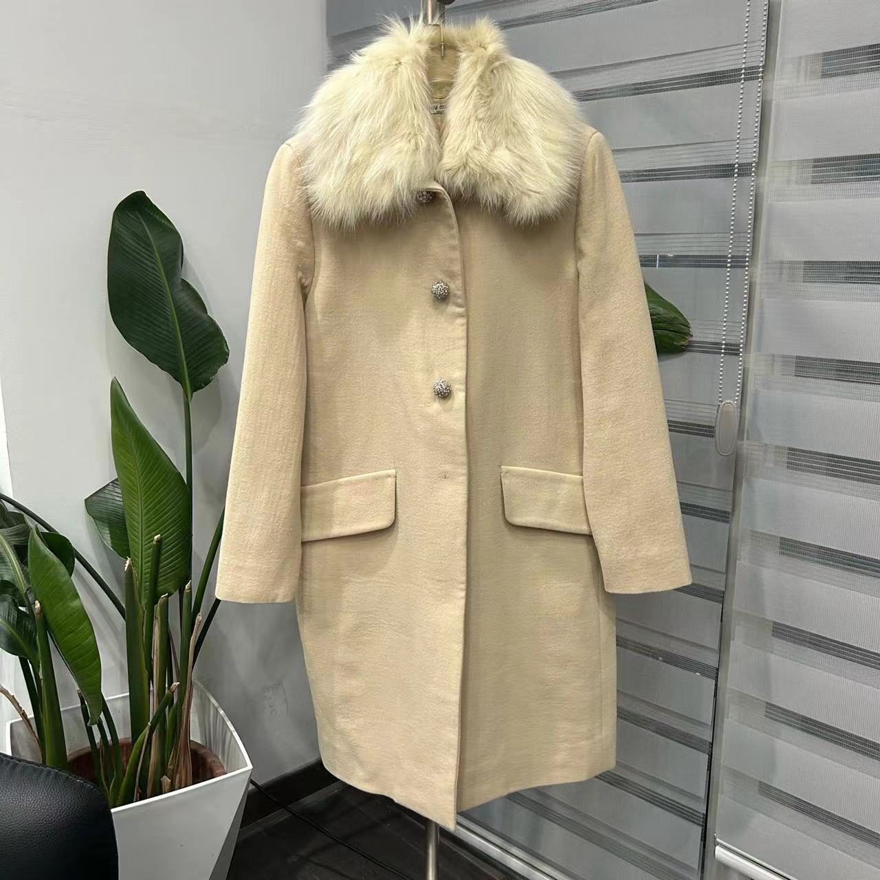 99新 MIU MIU/缪缪 MiuMiu缪缪钻扣毛领米色大衣38码