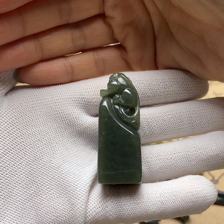 透闪石质玉未镶嵌印章啦****肉
