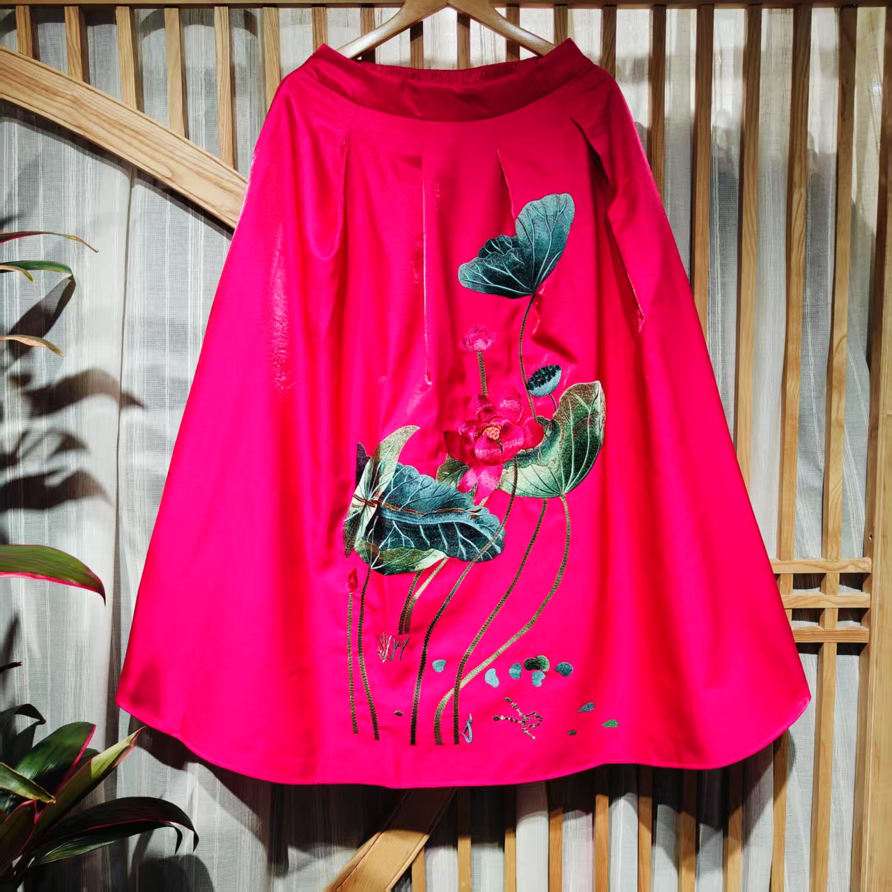 凤徕兮私人定制玫红光板底荷叶花刺绣半松紧半身裙（LK031-5）