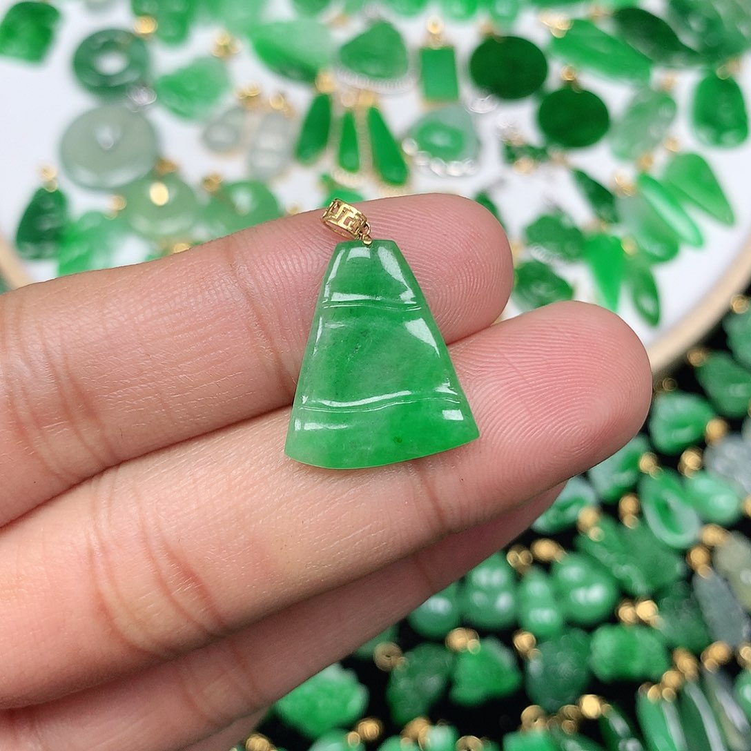 翡翠颈饰18K金镶嵌?**?小巧精美阳绿竹节