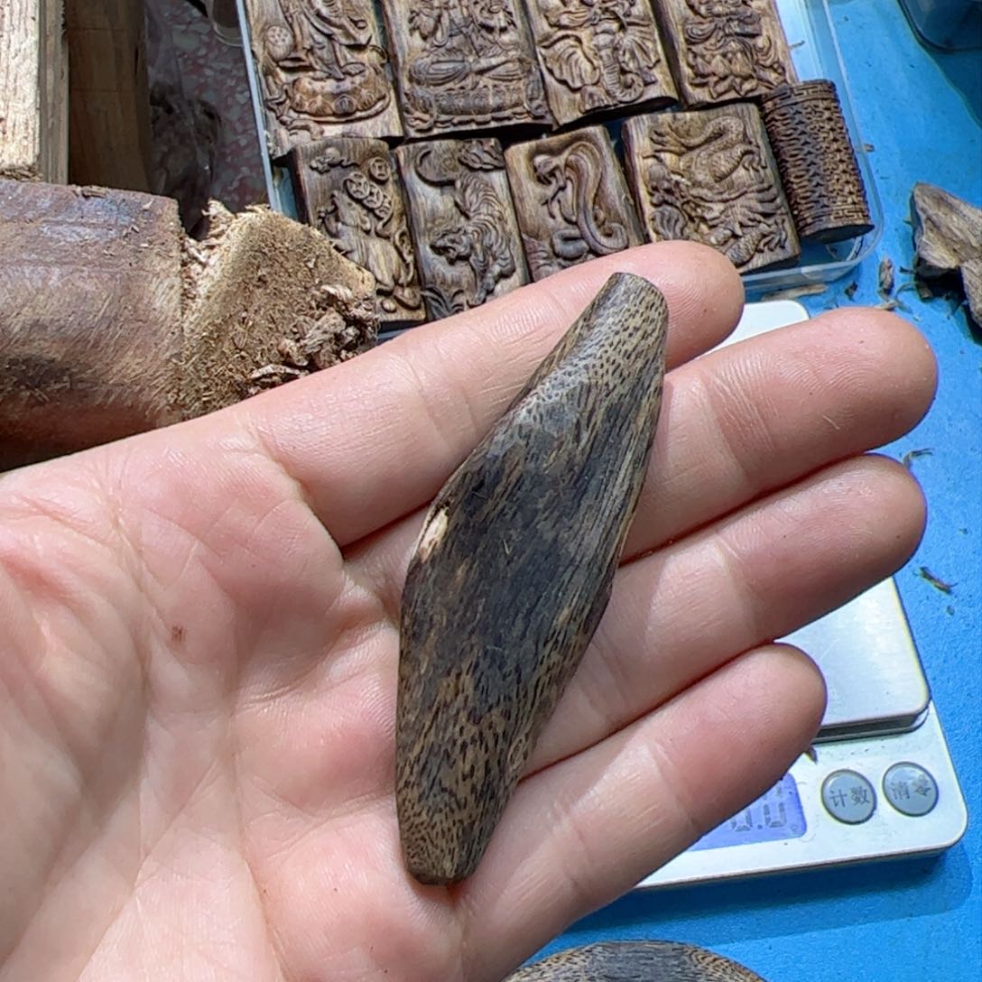 沉香吊坠绿棋素牌11.1克