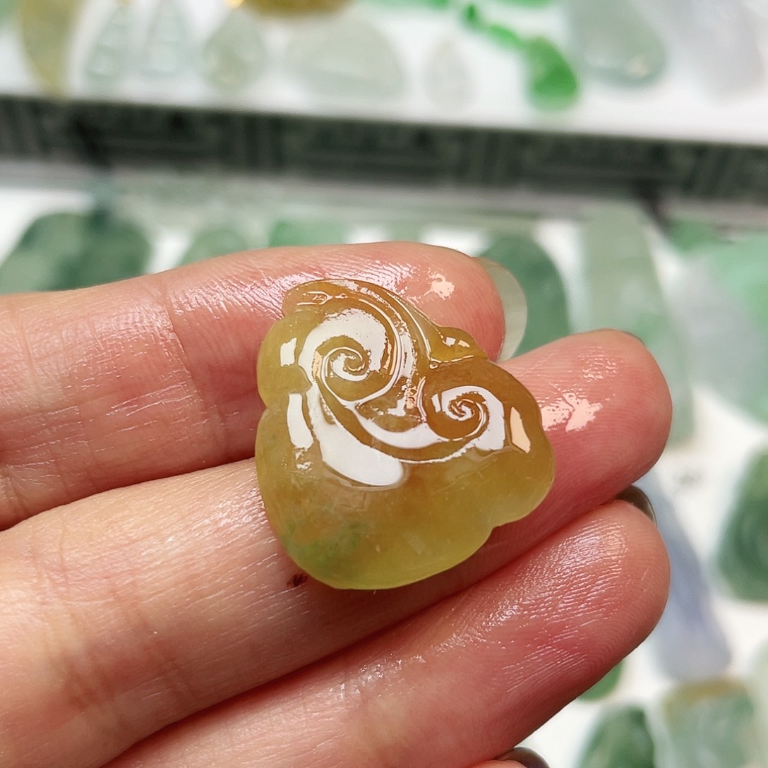 定制翡翠未镶嵌黄绿精美如意