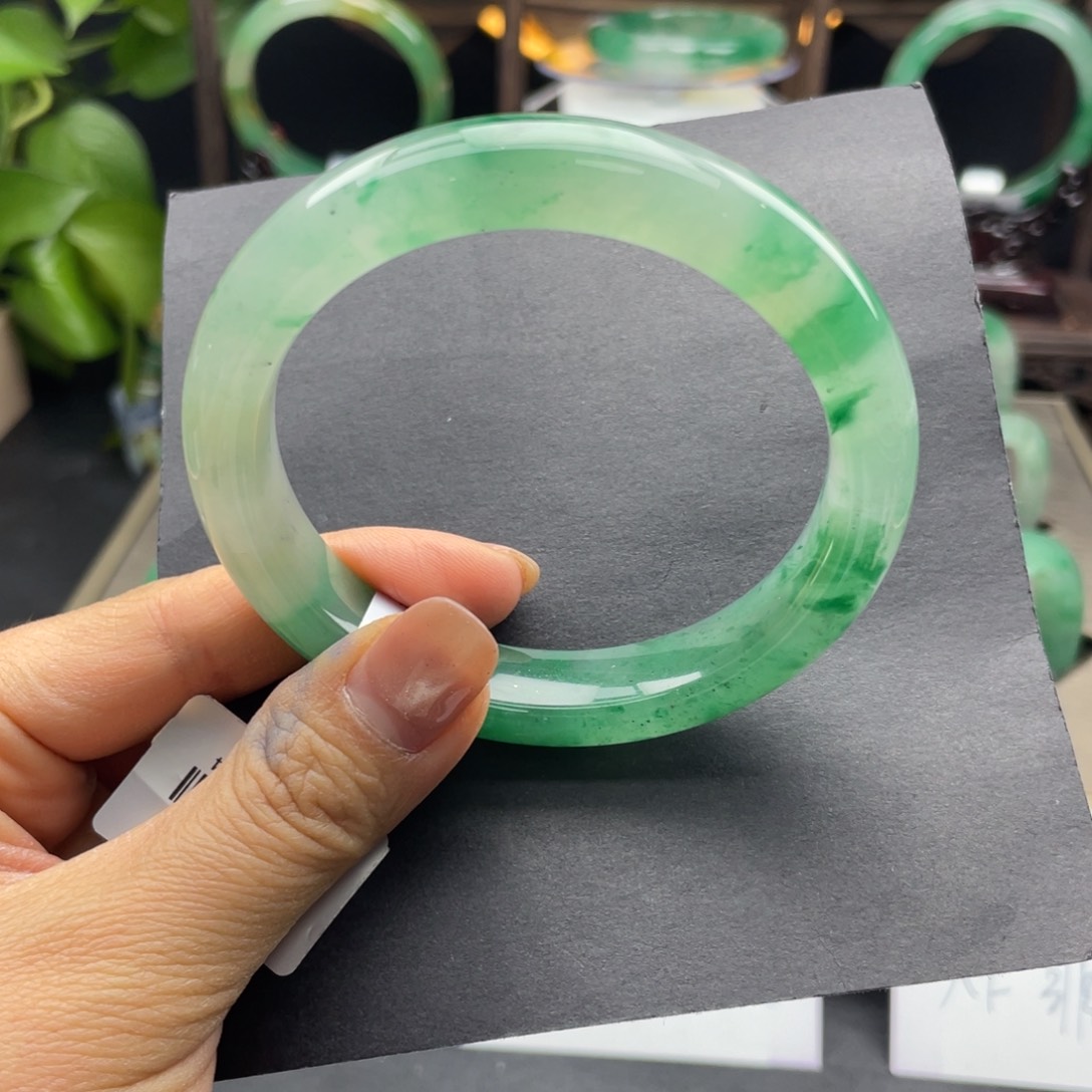 执***9石英质玉（非洲翠）未镶嵌手镯+60.2