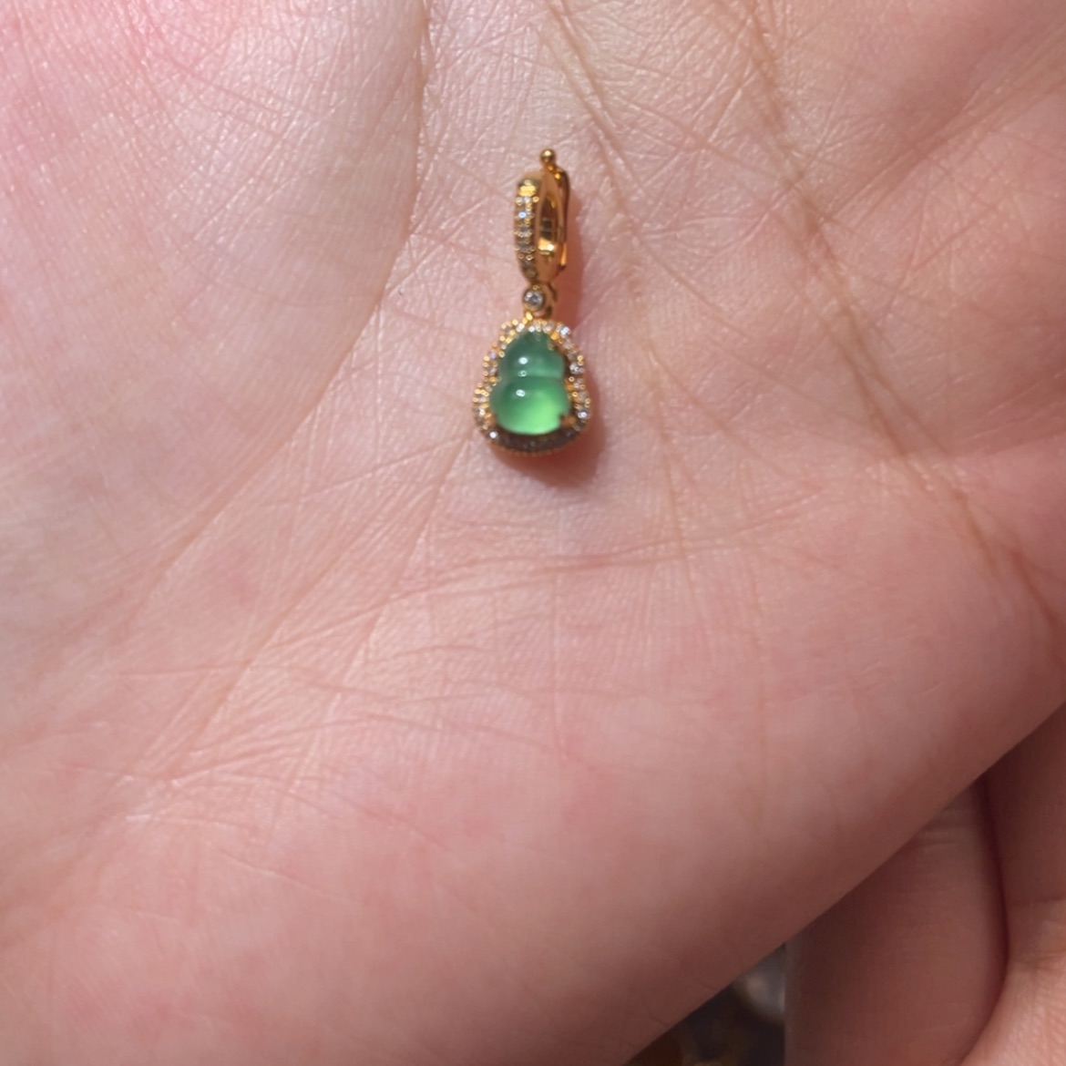 【闪购商品】颈饰18K金镶嵌翡翠R****l