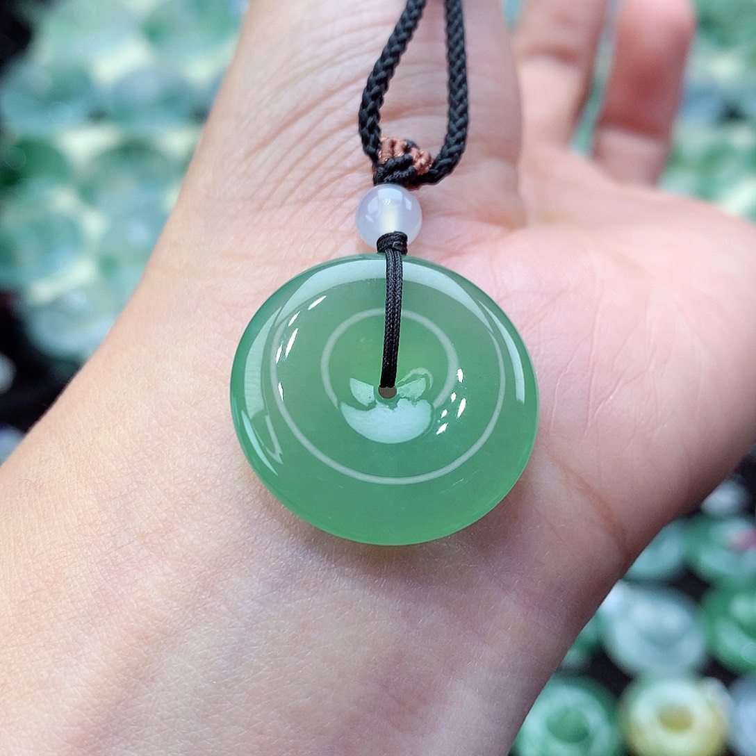 翡翠颈饰未镶嵌编号121。尺寸23.5-5