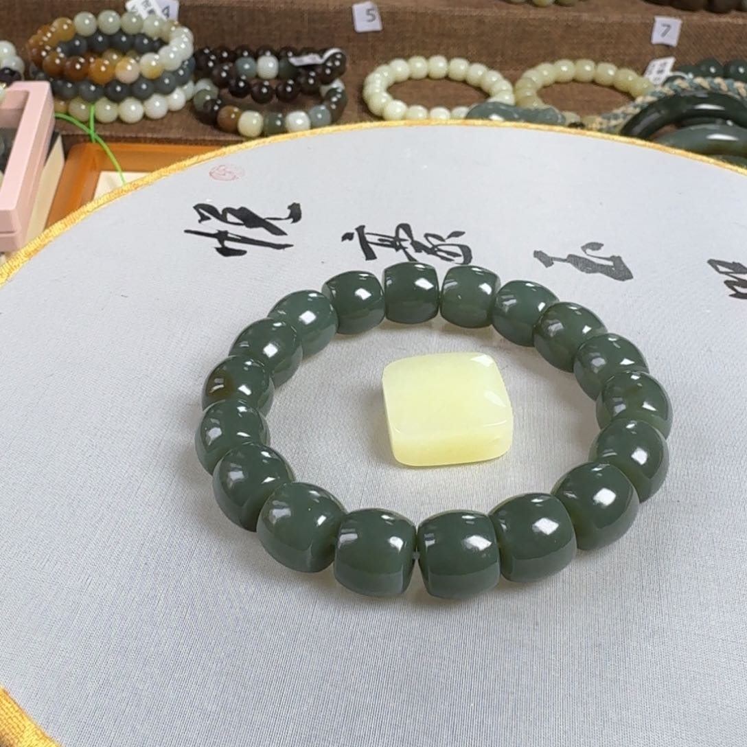 和田玉颈饰未镶嵌于*墨