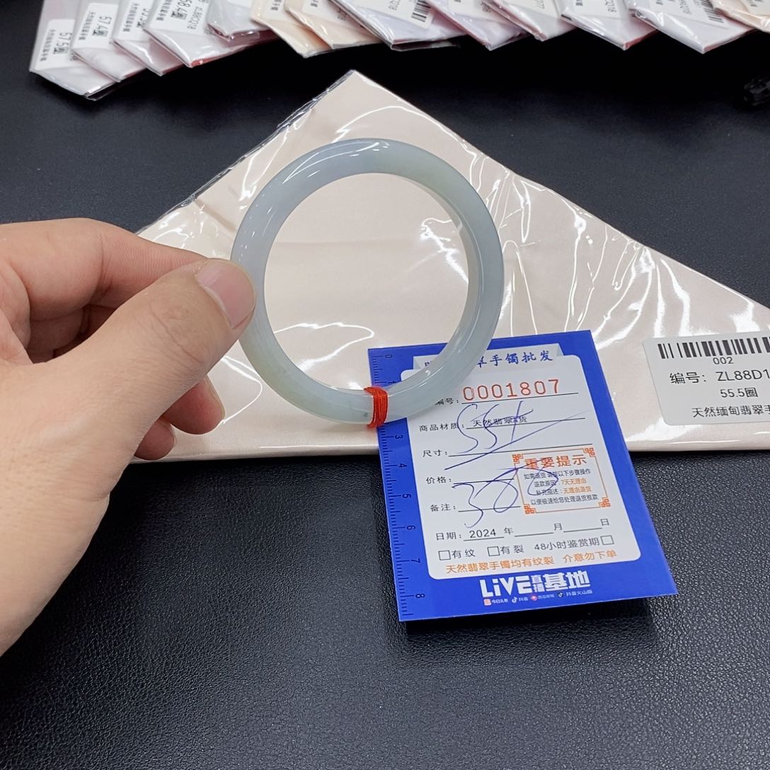 翡翠手镯未镶嵌翡翠手镯