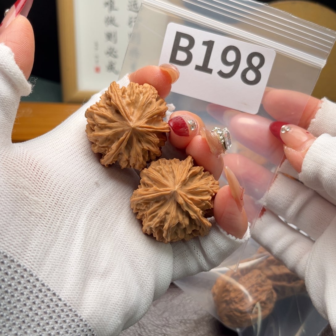 文玩核桃把件37岐山三棱b 198