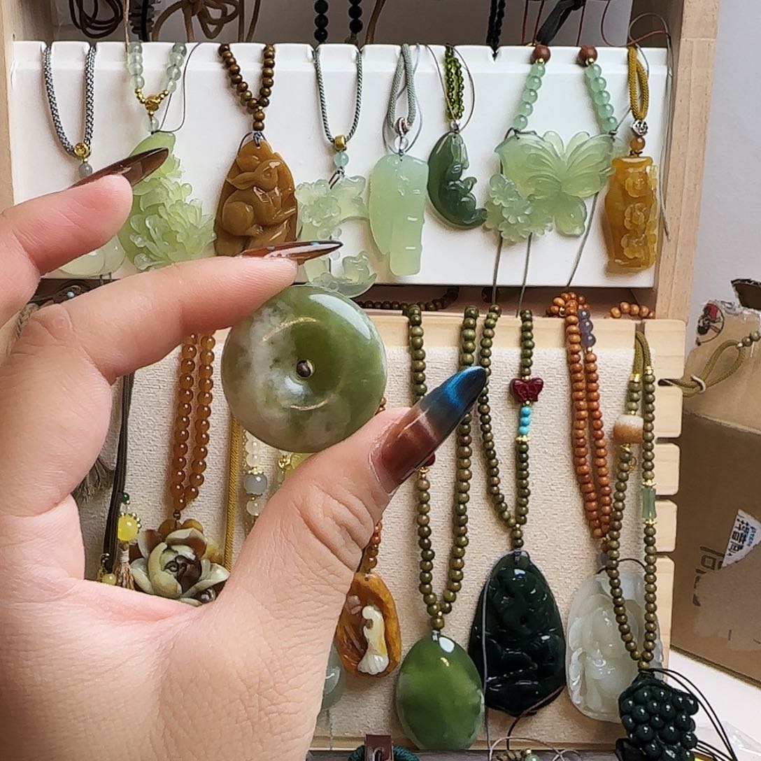 逆***茹蛇纹石玉合金颈饰