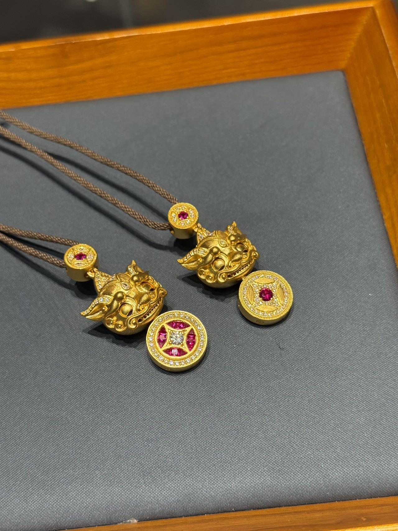 【工厂现货】古法金黄金手工錾刻足金999吊坠挂坠项链