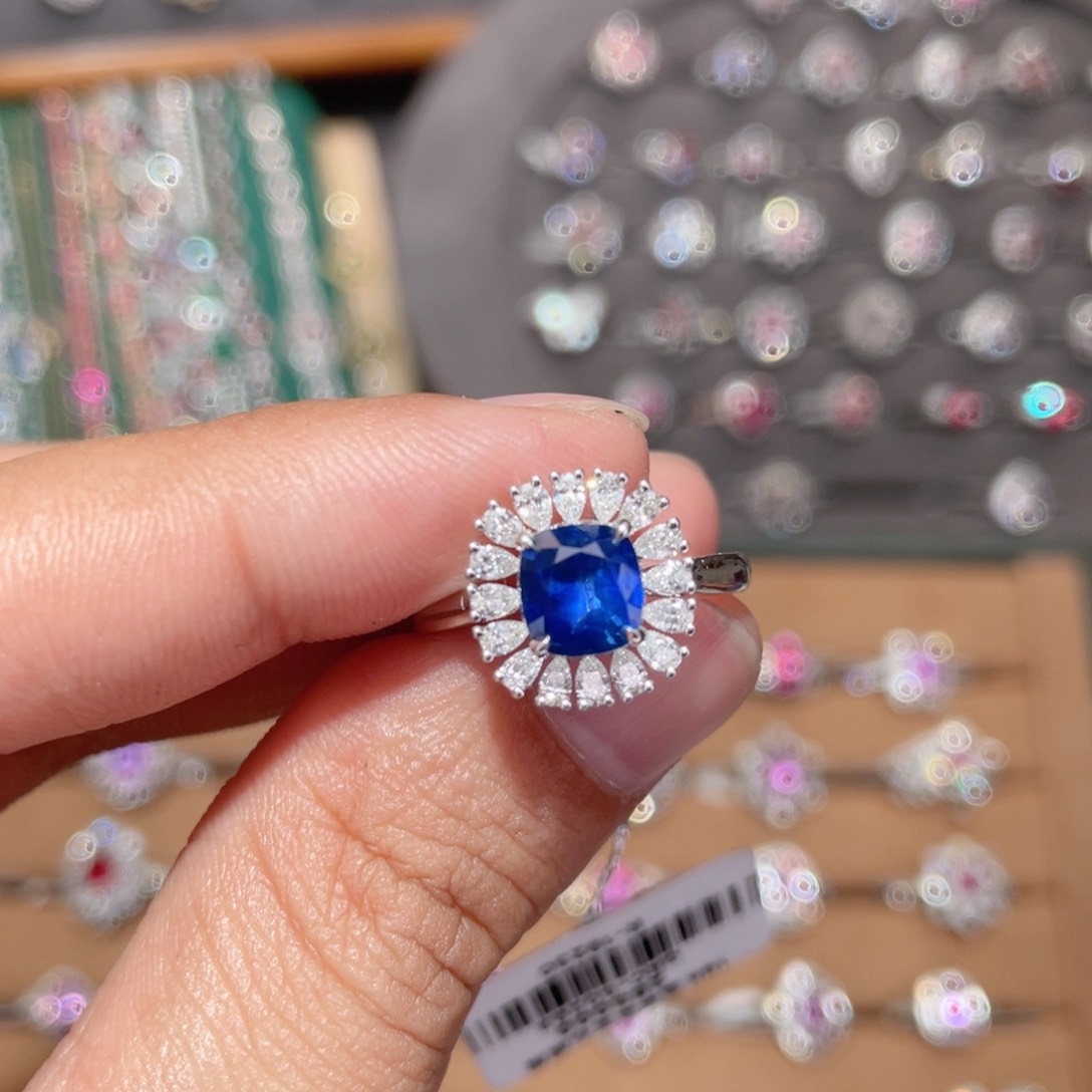 蓝宝石戒指18K金镶嵌橙*1.32ct