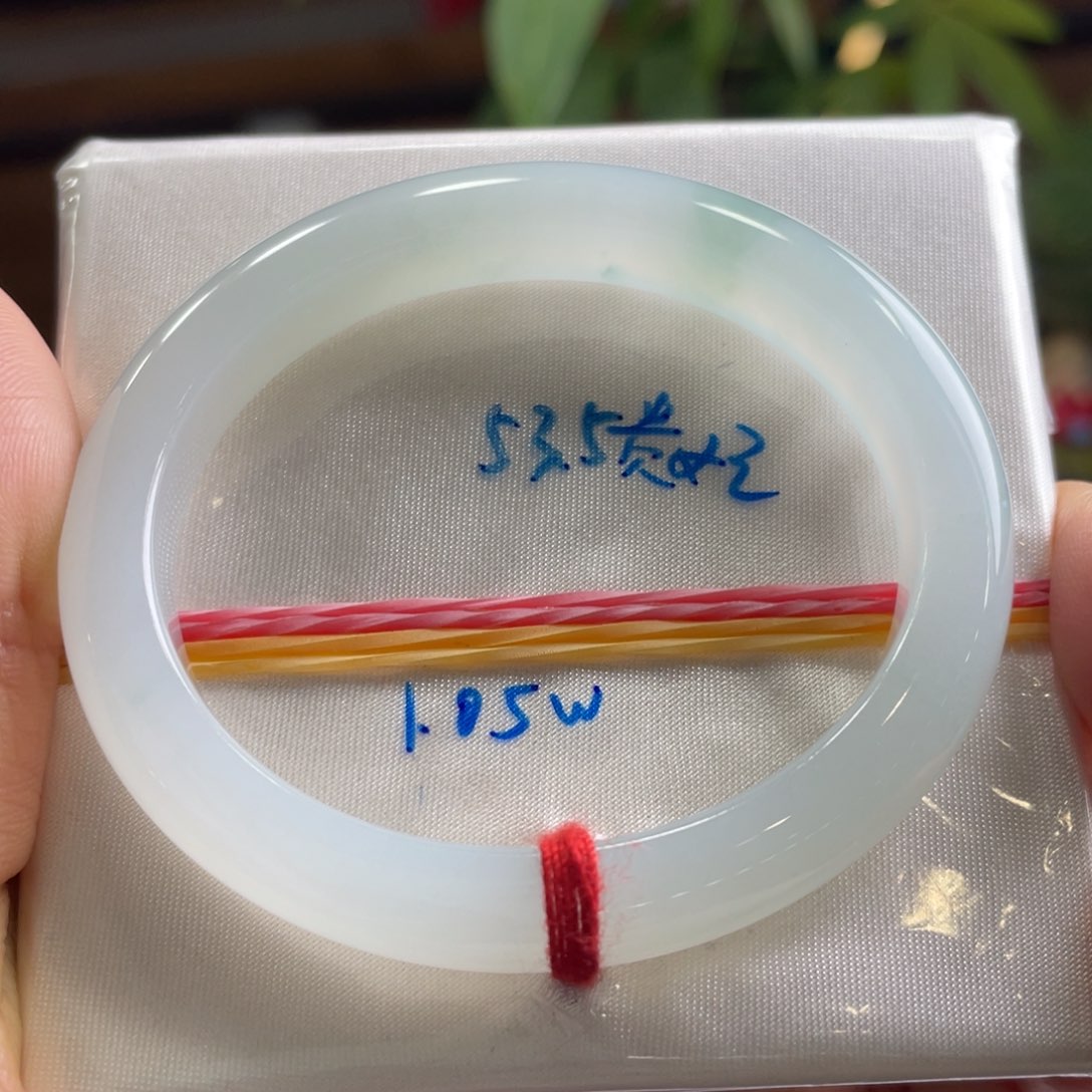 翡翠手镯未镶嵌翡翠