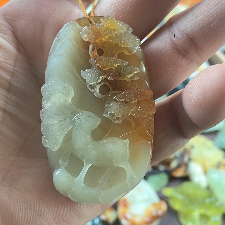 蛇纹石玉颈饰合金