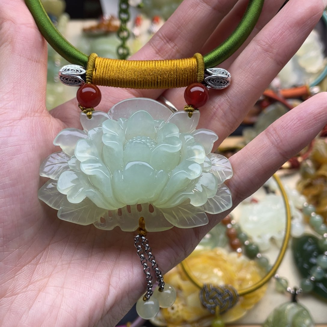 蛇纹石玉颈饰未镶嵌