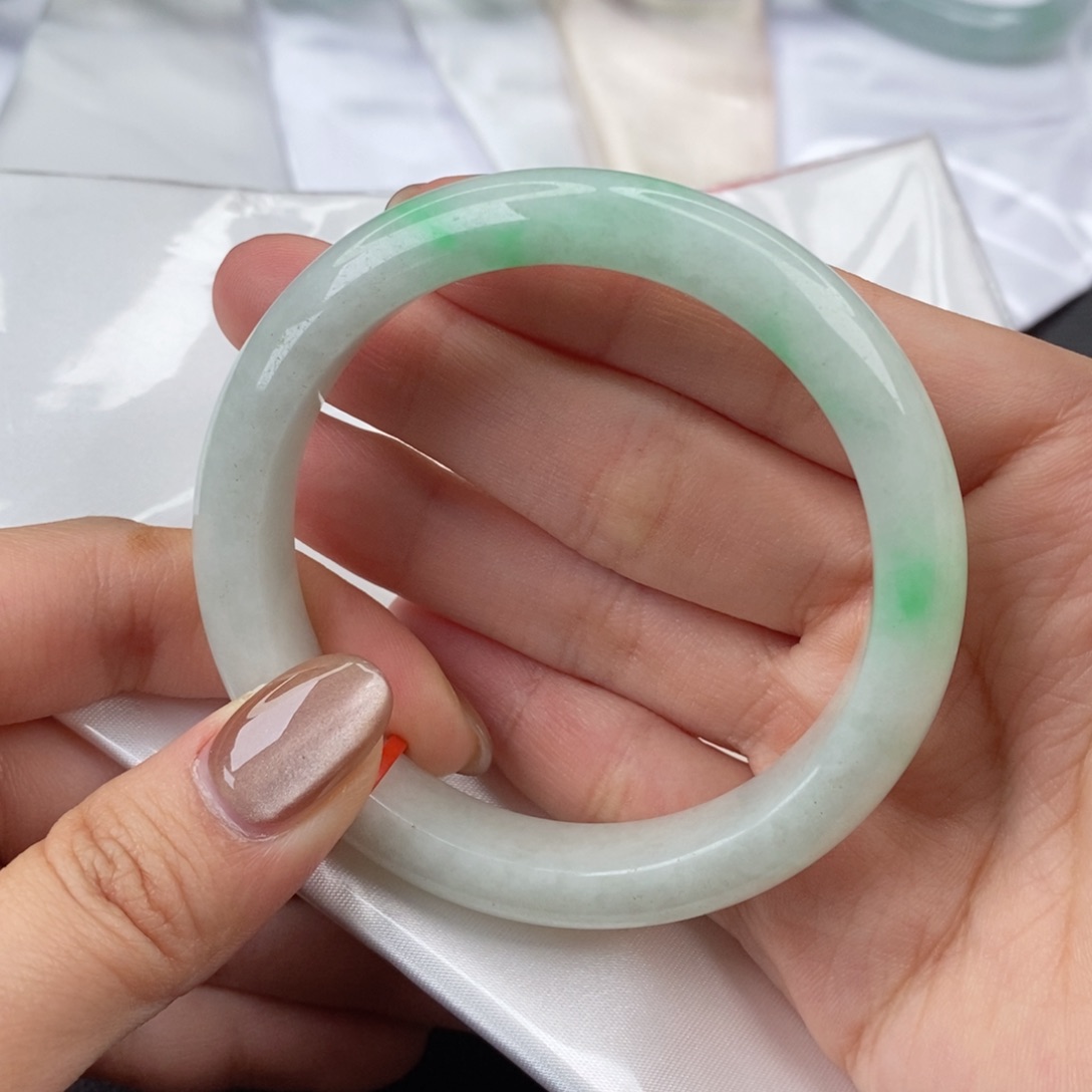 翡翠手镯未镶嵌天然翡翠手镯