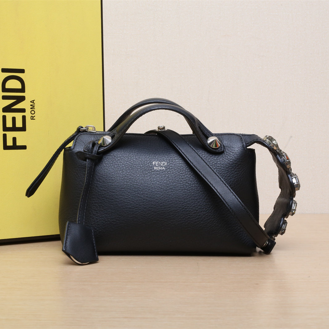 95新 FENDI/芬迪 花花BY THE WAY MINI 黑色 皮革C 银扣