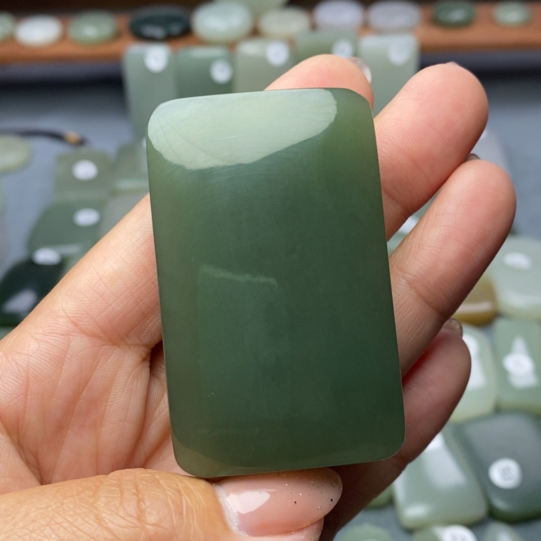 和田玉颈饰未镶嵌?