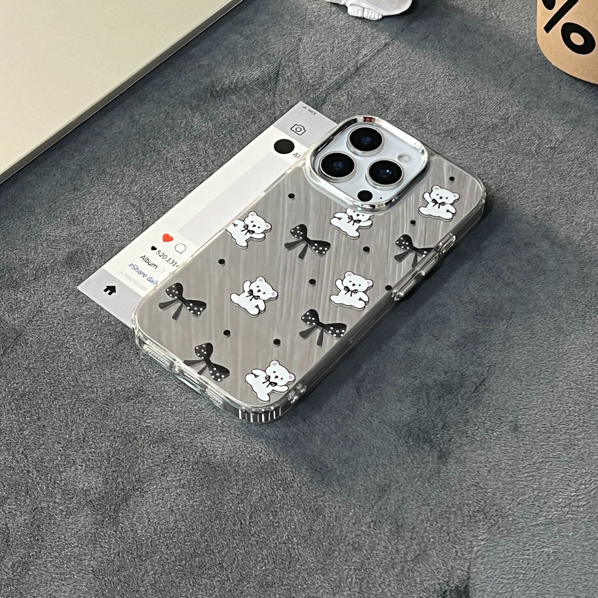 黑白蝴蝶结小熊镜面适用于苹果iPhone16promax/15Pro/14/13手机壳