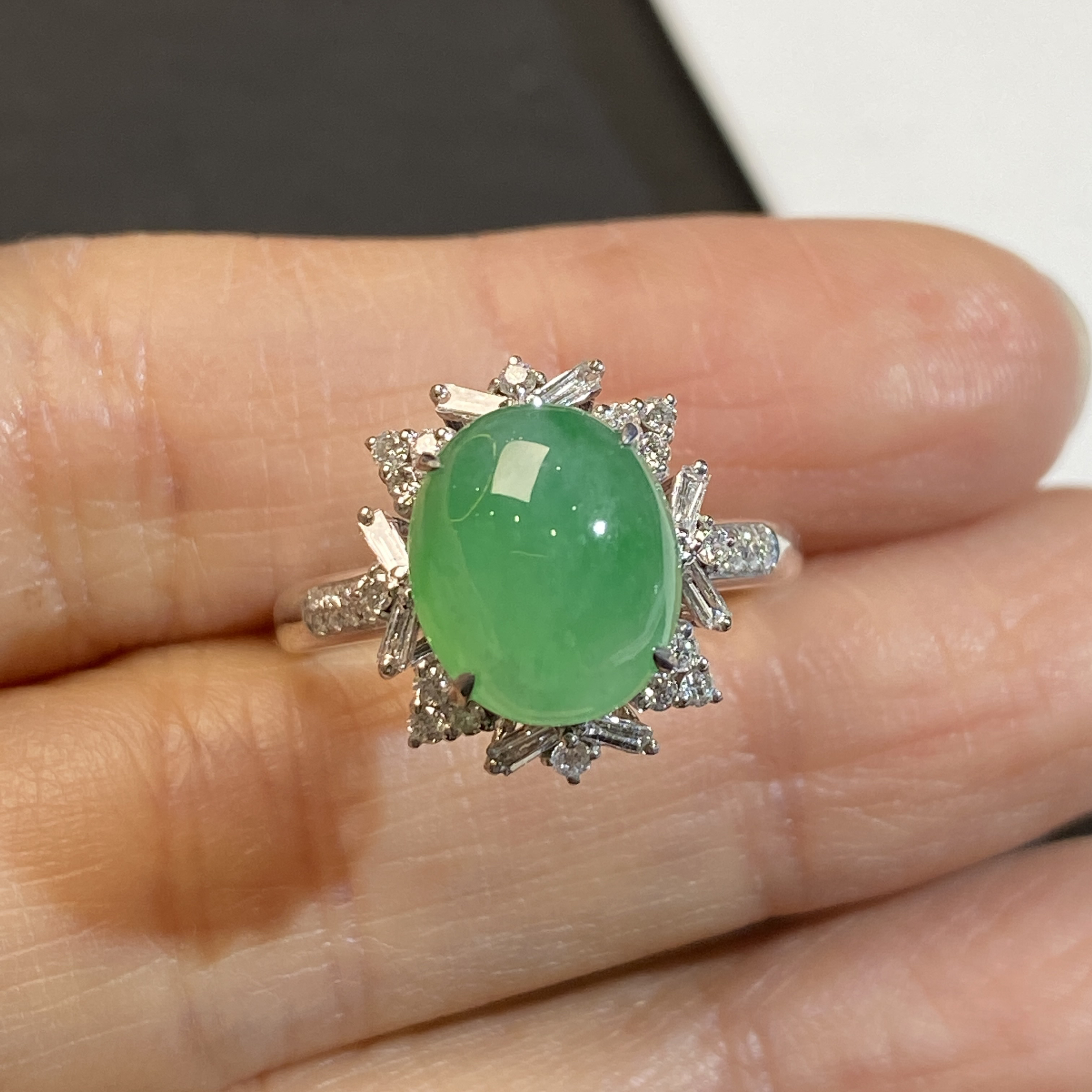 18k镶钻冰飘绿蛋面翡翠戒指 圈口14 种老色好 冰透水润 上手大气