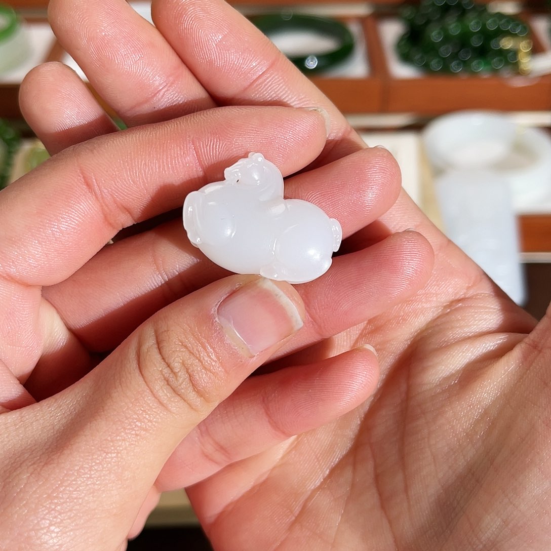 小****和田玉未镶嵌颈饰