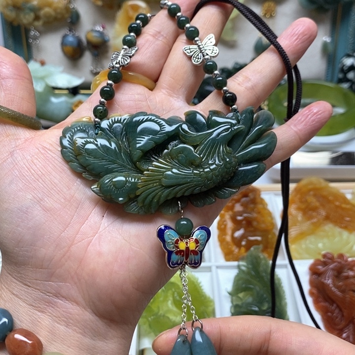 蛇纹石玉颈饰未镶嵌