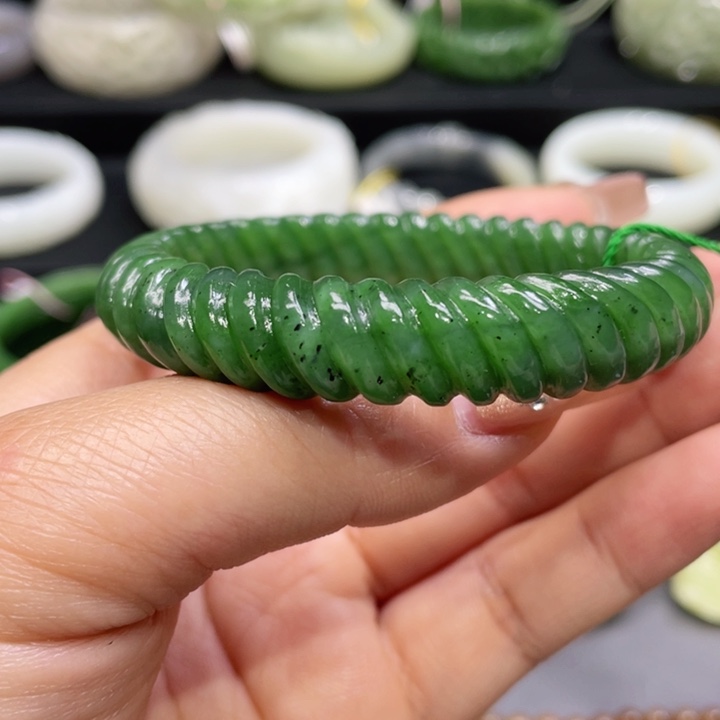 和田玉手镯55圈口。编号3未镶嵌